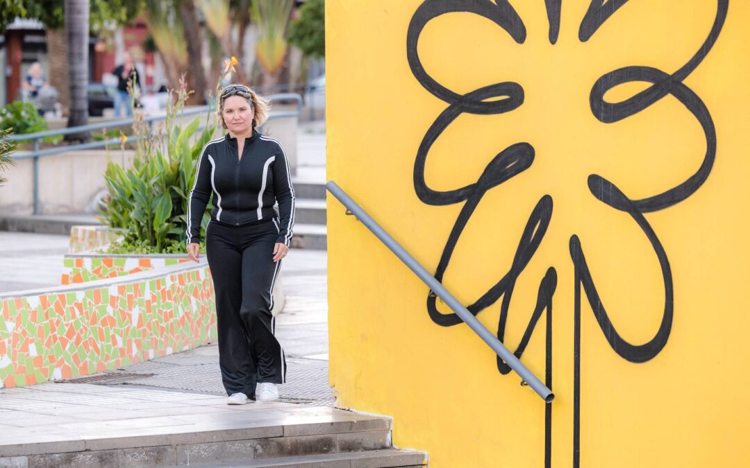 Sian about to walk down some steps by a yellow walk.
