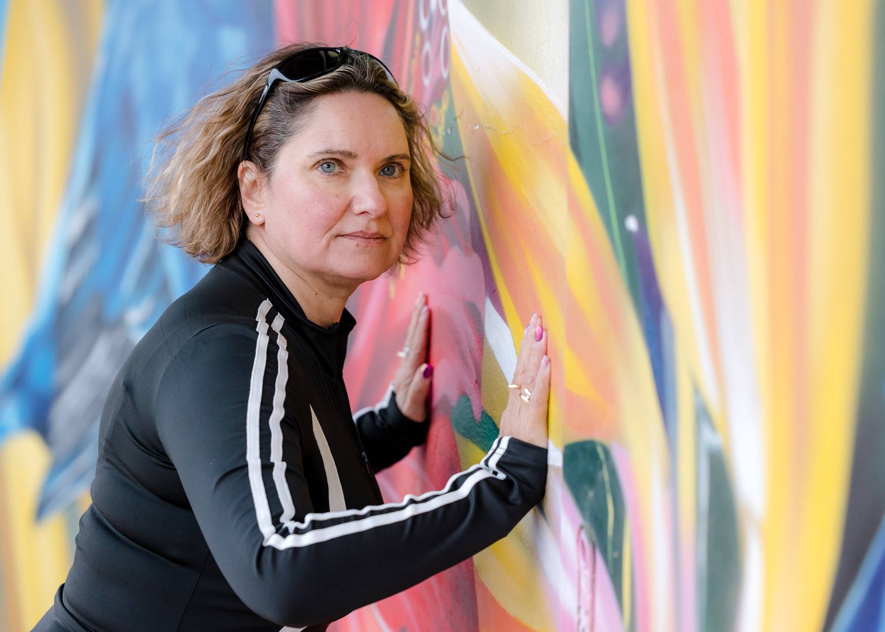sian-faire-business-mentor-thoughtful-colourful-wall Sian arm pressing against a colourful wall